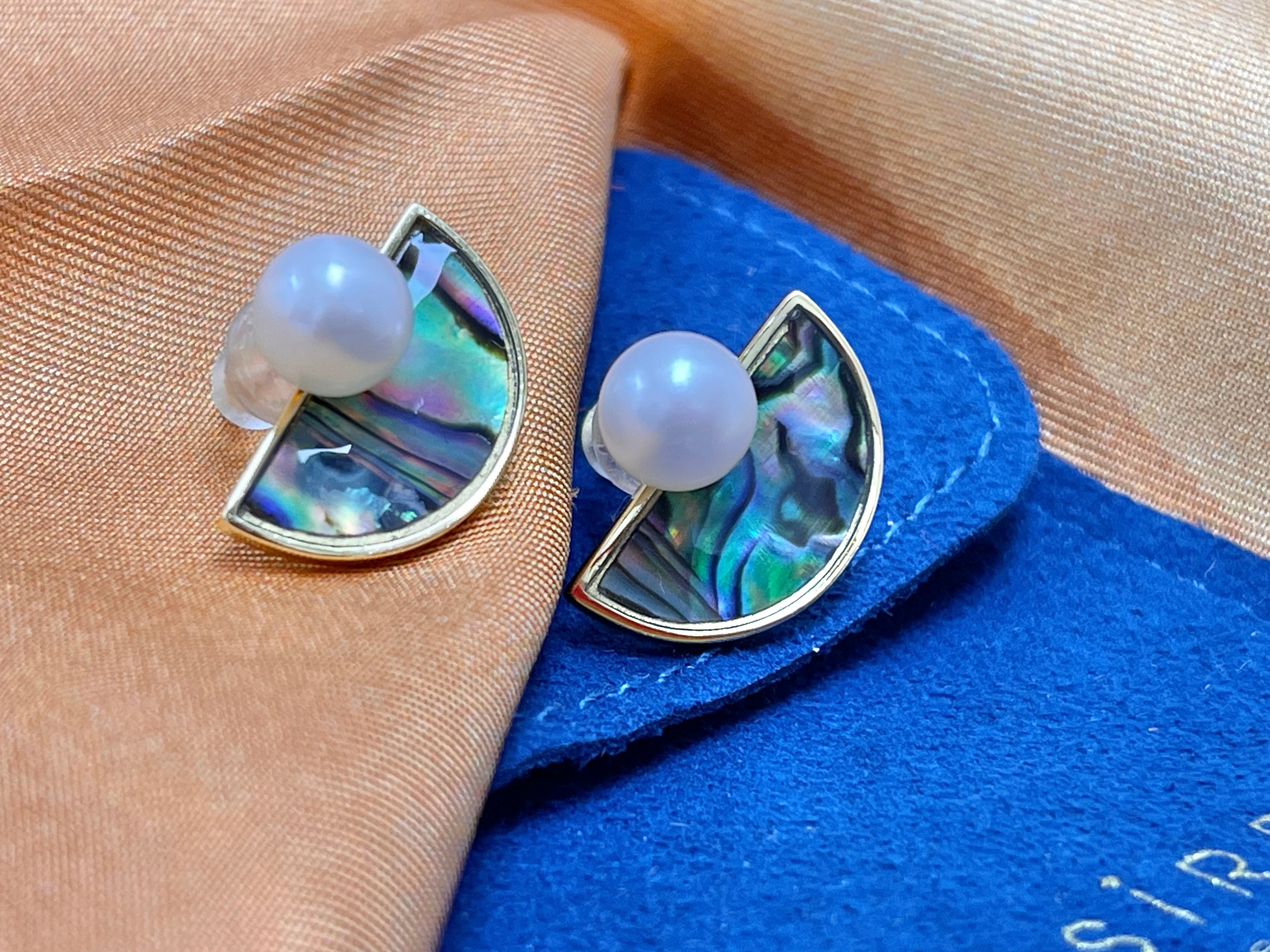 Round Freshwater Pearl set on semi-lunar Abalone Shell